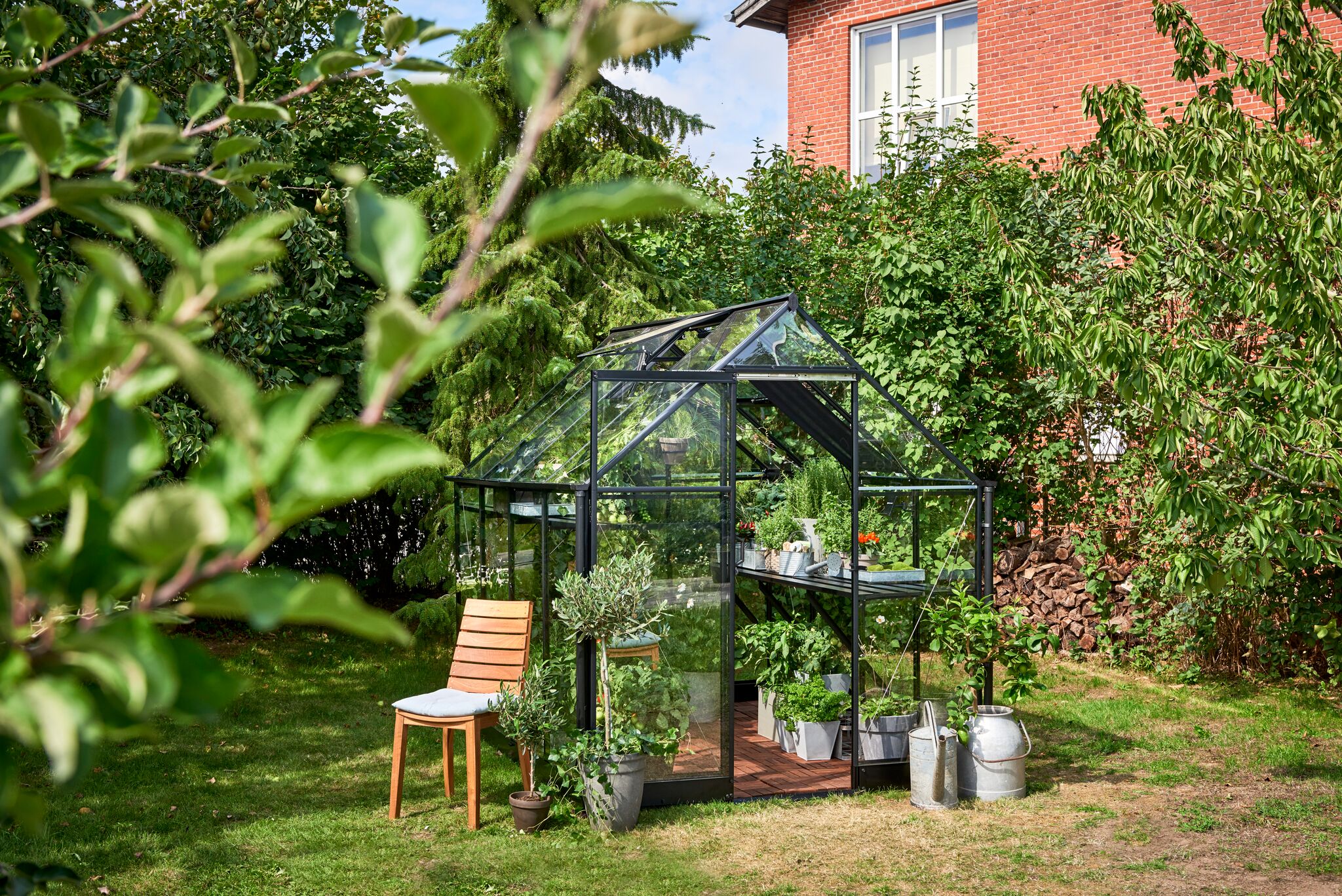 Halls Qube 66 greenhouse with base